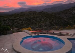 Vue cordillère des Andes depuis la piscine du Carmelo Mountain Lodge, Potrerillos, Argentine Vue cordillère des Andes depuis la piscine du Carmelo Mountain Lodge, Potrerillos, Argentine