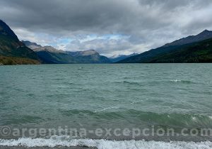 Lac et montagnes au parc national Terre de Feu
