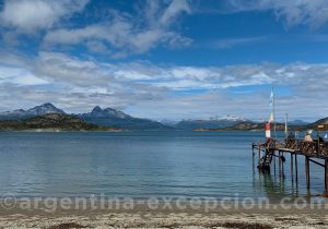 Ponton et vue sur les montagnes en Terre de Feu