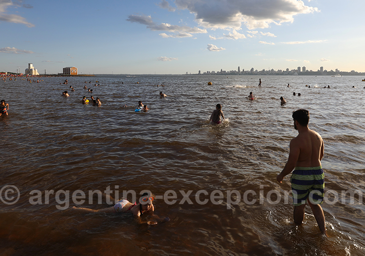 Posadas vu depuis Encarnacion, Paraguay Posadas vu depuis Encarnacion, Paraguay